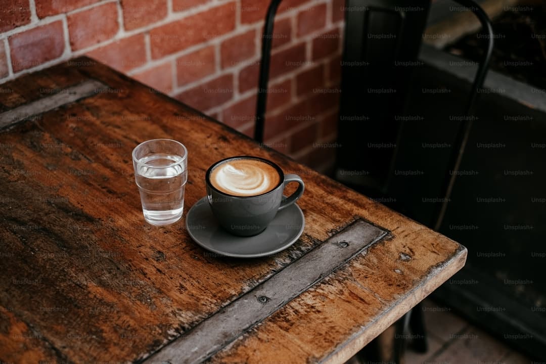 宋茜飞前喝上了秋天的榜首杯奶茶 适量享用甜美时间